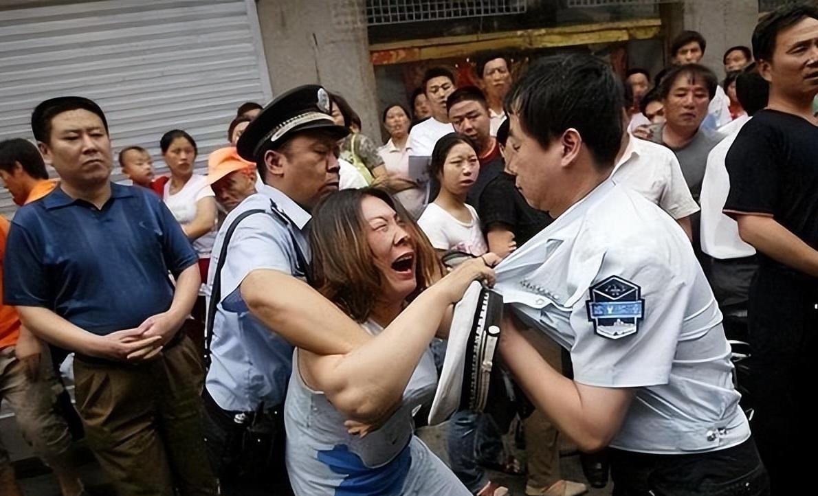 grid_norma__2d4's tweet photo. Crowds fight at the market near a suburb in Jilin—unexpected street chaos unfolds. https://t.co/8c27tnW4yb