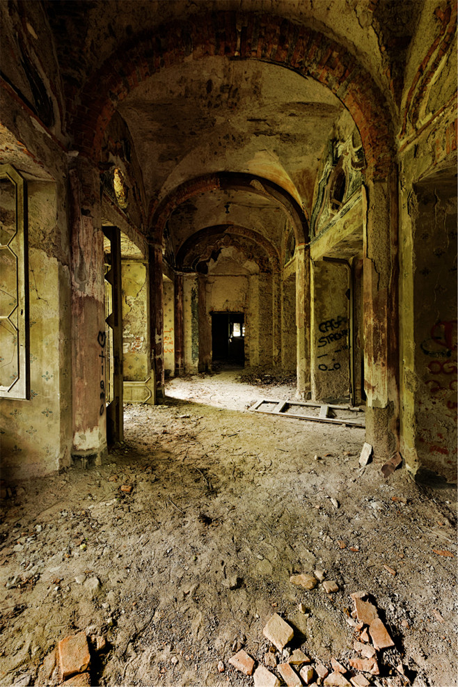 vault_dona8_d17's tweet photo. The dim light erodes the worn ruins, as if the last stand of a lonely old soul lingers on. https://t.co/NS7EWCnUma