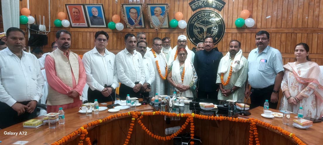 DMBahraich's tweet photo. कलेक्ट्रेट सभागार में आयोजित समारोह में डीएम राजेश कुमार पाण्डेय ने अन्य अधिकारियों के साथ गांधी जी व शास्त्री केे चित्र पर किया माल्यार्पण। कवियों ने प्रस्तुत किया काव्यपाठ, बांसुरी से हुआ रामधुन का गायन, सम्मानित किये गये स्वतन्त्रता संग्राम सेनानियों के परिजन व छात्राएं। @CMOfficeUP @ChiefSecyUP @UPGovt