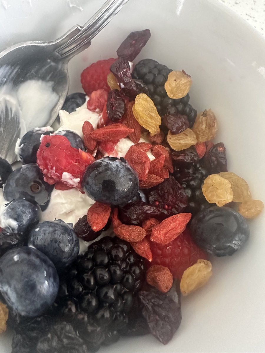 rico_stathis's tweet photo. #Fage2% with #berries #raisins https://t.co/4cWcWcfvpE