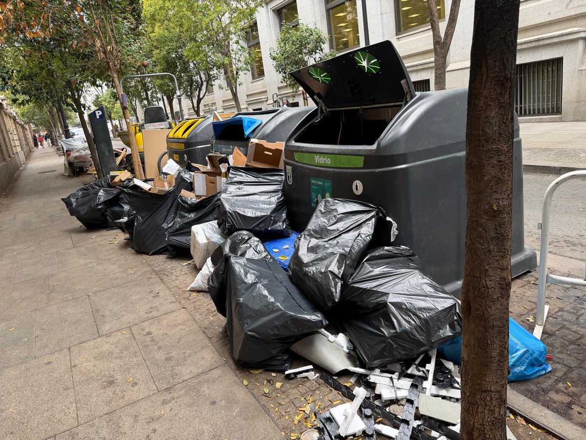 ignaciobenitop's tweet photo. Así luce Madrid a pocos metros del Congreso de los Diputados.

Almeida, menos obsesionarse con los acampados de Sol y más solucionar lo que de verdad deja la imagen de Madrid por los suelos. https://t.co/MM567Ej3r3