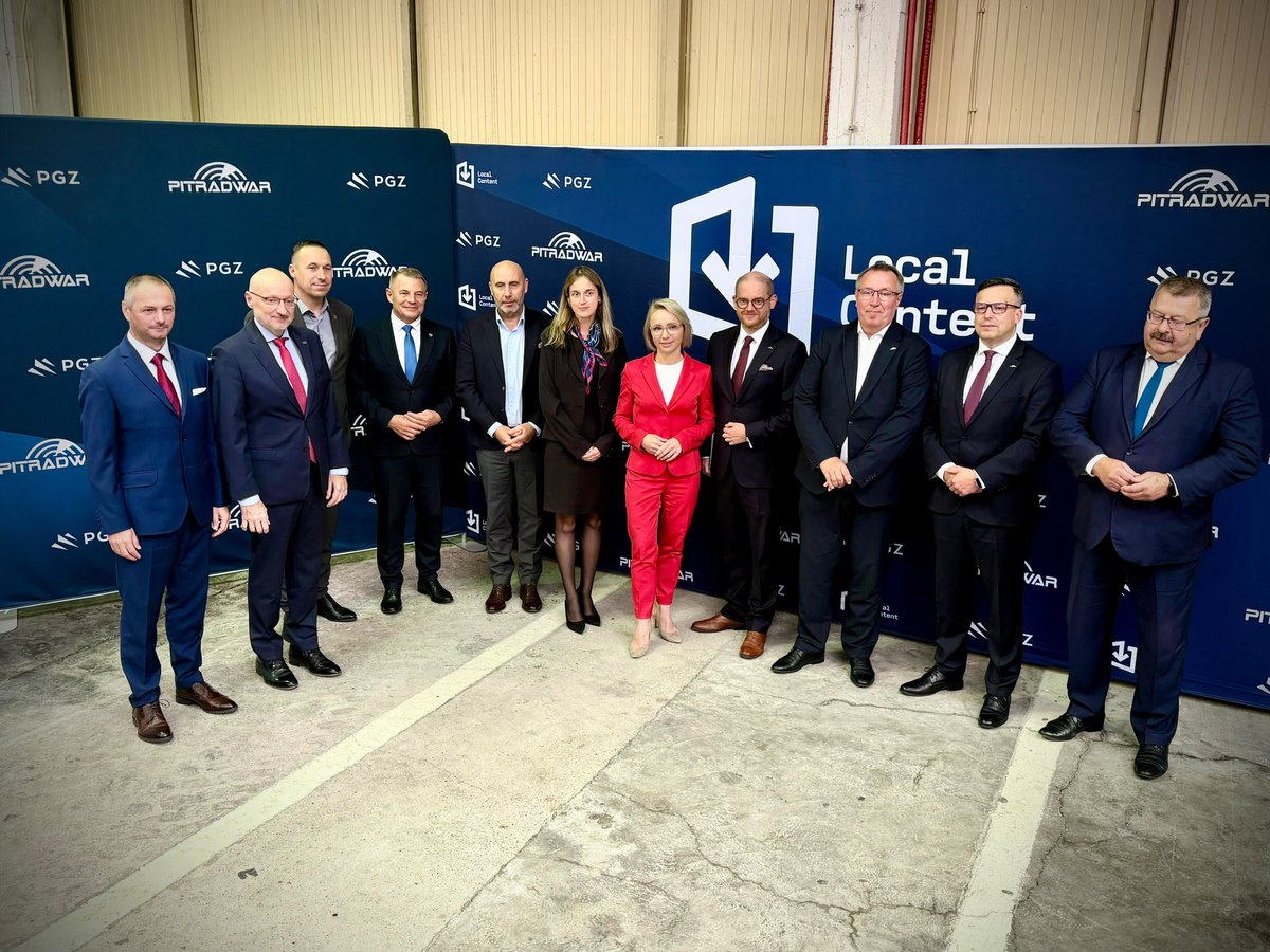 PGZ_pl's tweet photo. 🏗️ CZERNICA SIĘ ROZWIJA! ✍️ PODPISANE!

@PITRADWAR_PGZ rozpoczyna pierwszy etap modernizacji zakładu na Dolnym Śląsku. Dziś podpisana została umowa z polskim wykonawcą na prace budowlane i modernizacyjne w Czernicy. 

🏗️ pierwszy etap: blisko 21 mln zł netto
⚙️ cała inwestycja: blisko 90 mln zł netto
🇵🇱 wykonawca: polska firma Grupa KDM

Nowa infrastruktura i park maszynowy zwiększą zdolności PIT-RADWAR w zakresie produkcji, badań, montażu i kontroli jakości.

Inwestujemy w polskie kompetencje przemysłowe. 🇵🇱