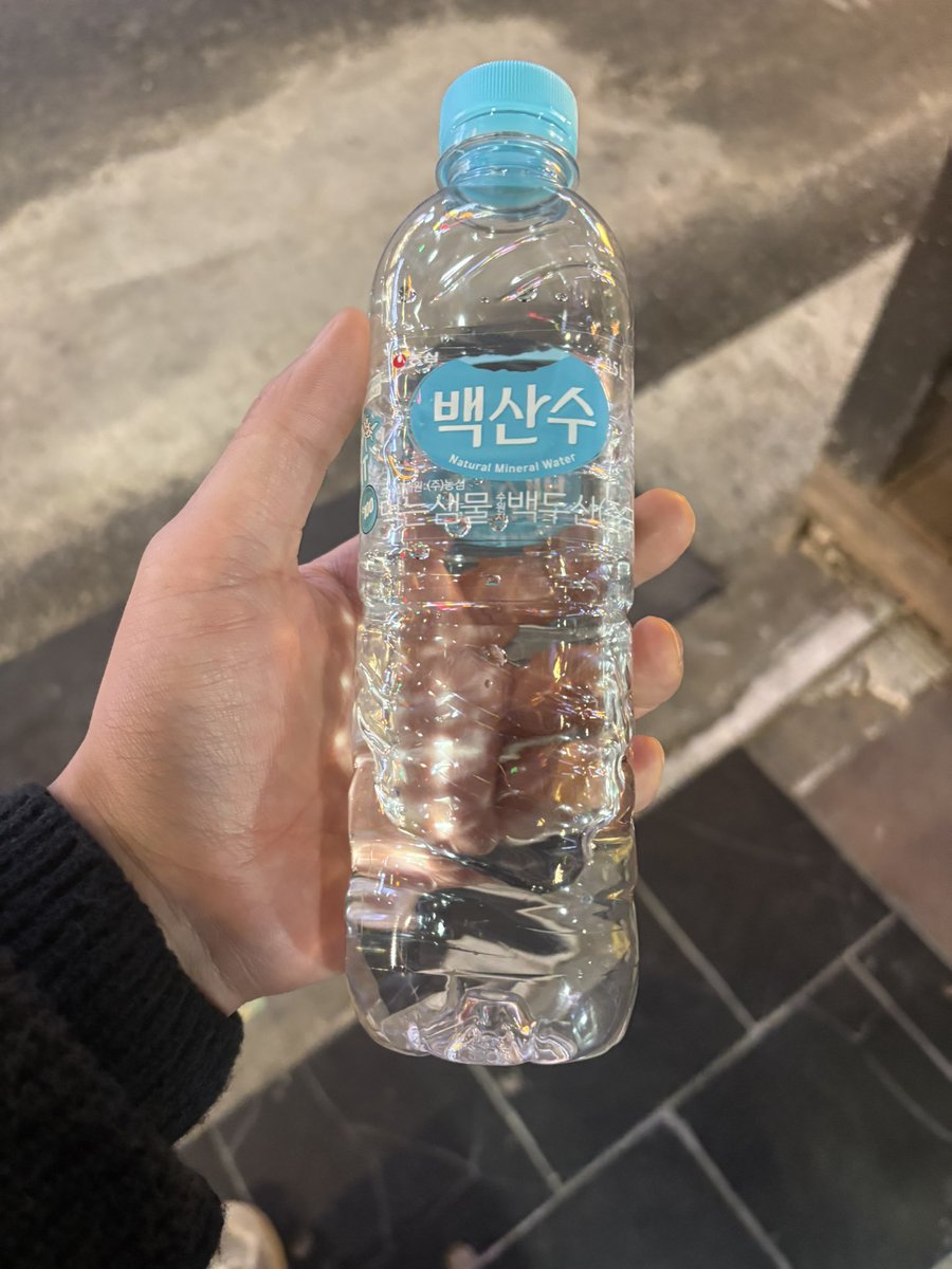 Jl9160's tweet photo. 최근에 라벨없는 생수 먹지 말라던데🤔

무슨 내용인지 아는 분 계신가요?
아무튼 직장인분들 전투휴식 드갑시다🚀 https://t.co/QUmfAG3Isc