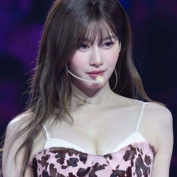meovvbase's tweet photo. MEOVV's gorgeous visual Anna looks like she's set to appear on the successful girl group TWICE's talented and incredibly attractive member Sana's Fridge Interview. https://t.co/KCWtHAdscU