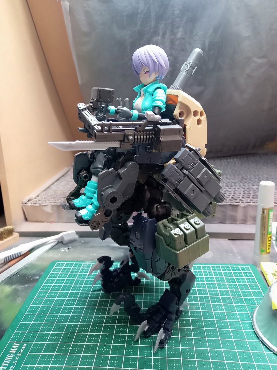 S_Onouchi's tweet photo. Lサイズちゃん搭乗マシン開発計画
その2②
モニターやバーニア等のパーツを追加
組み替え完成😁
30MSも乗せてみた
#ヘキサギア
#メガミデバイス
#30MS https://t.co/vh02ra6DpC