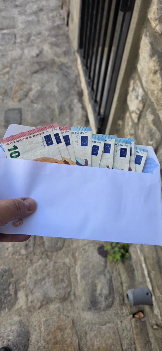 Gutboy77's tweet photo. Dans quelques minutes, cashmeet et remise d'enveloppe avec une inconnue IRL. https://t.co/rxKE8UR9zY