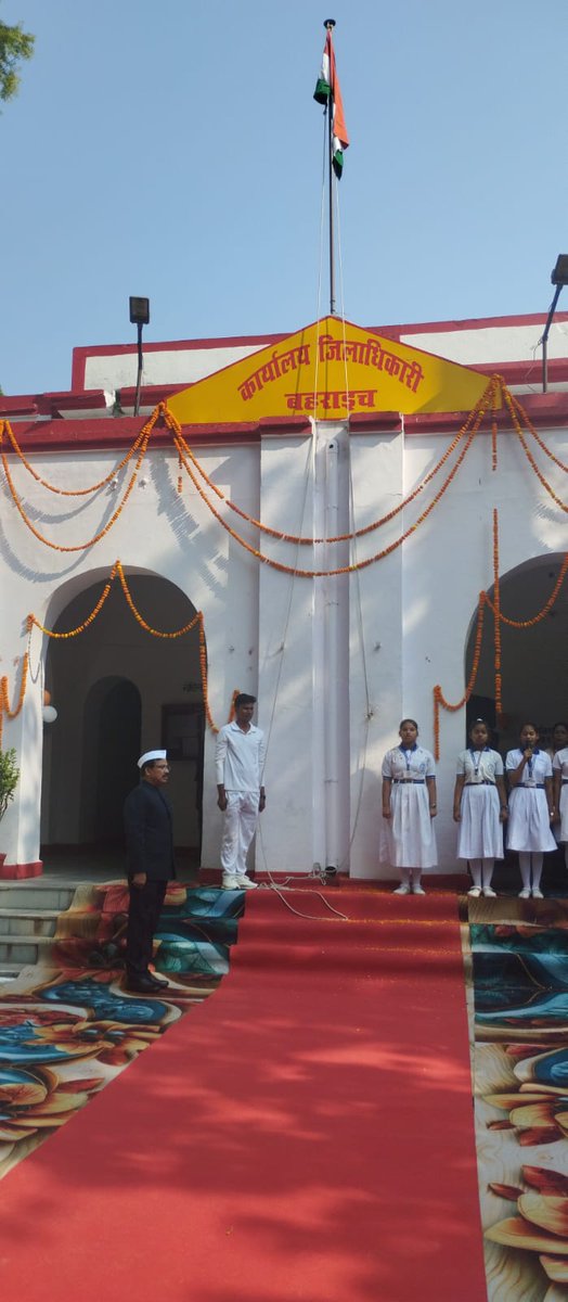 DMBahraich's tweet photo. महात्मा गांधी जयन्ती के अवसर पर डीएम राजेश कुमार पाण्डेय ने कलेक्ट्रेट में किया ध्वाजारोहण। स्कूली बच्चों द्वारा प्रस्तुत किया गया राष्ट्रगान। ध्वजारोहण के पश्चात डीएम ने अन्य अधिकारियों के साथ स्वतन्त्रता संग्राम सेनानी परिसर स्थित त्रिमूर्ति पर माल्यार्पण कर अर्पित किये श्रद्धासुमन। @CMOfficeUP @ChiefSecyUP @UPGovt