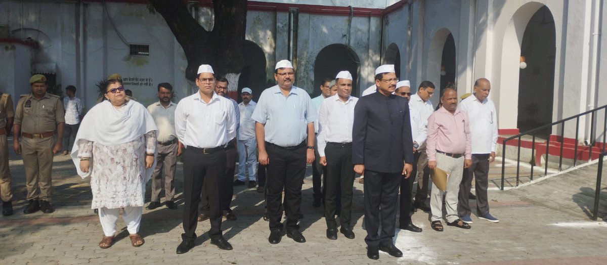 DMBahraich's tweet photo. महात्मा गांधी जयन्ती के अवसर पर डीएम राजेश कुमार पाण्डेय ने कलेक्ट्रेट में किया ध्वाजारोहण। स्कूली बच्चों द्वारा प्रस्तुत किया गया राष्ट्रगान। ध्वजारोहण के पश्चात डीएम ने अन्य अधिकारियों के साथ स्वतन्त्रता संग्राम सेनानी परिसर स्थित त्रिमूर्ति पर माल्यार्पण कर अर्पित किये श्रद्धासुमन। @CMOfficeUP @ChiefSecyUP @UPGovt