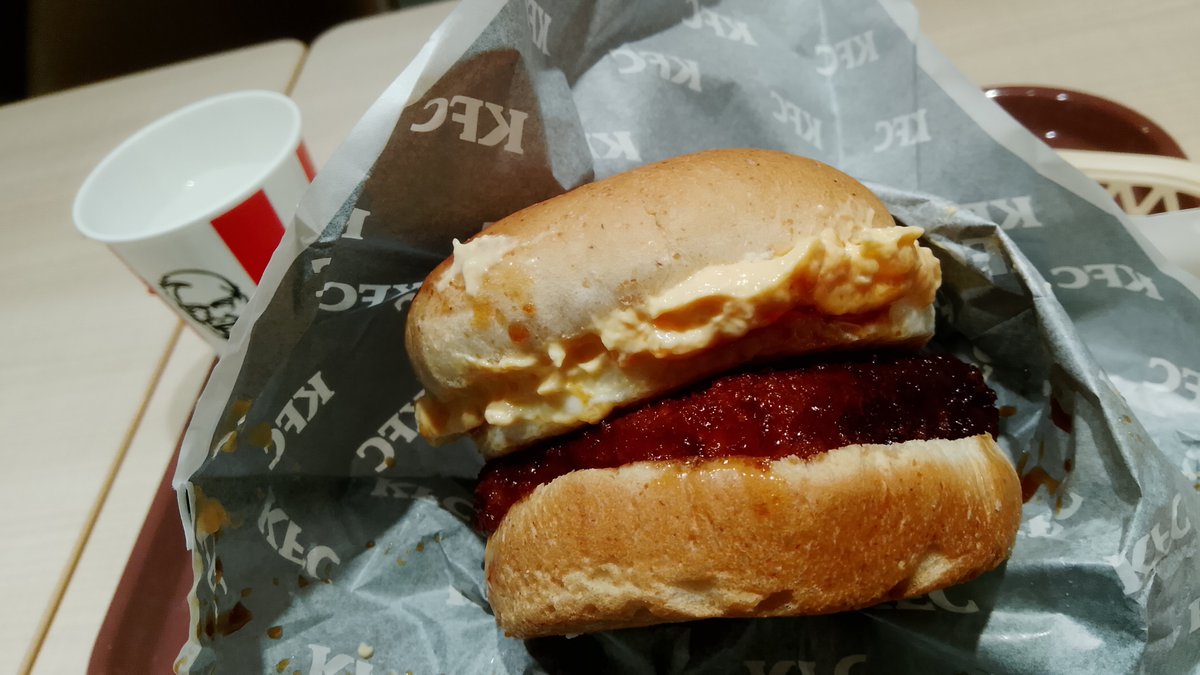 Flve_Stqr's tweet photo. 今日の夜ごはんは月見和風カツバーガー。
ぬるい。
カツパサパサで微妙すぎる。
タルタルは酸味少なめで美味しかったけど
今まで月見に手ぇ出してこんかった理由を再認識した(白目)
#ケンタッキー https://t.co/zXYXhlK87V