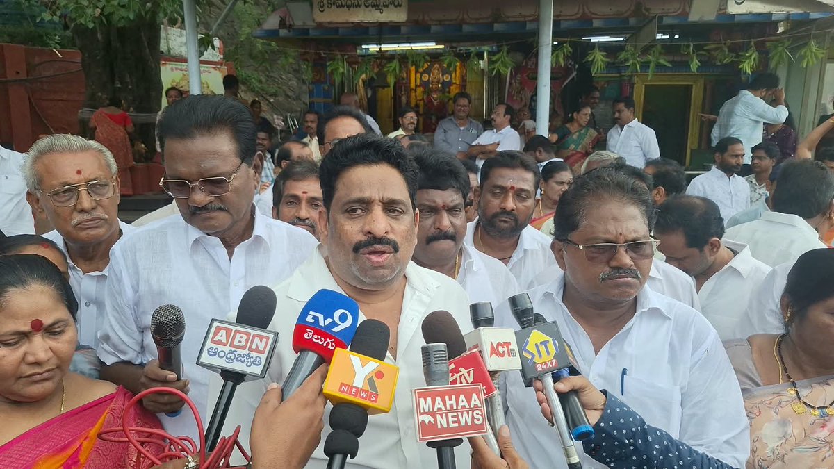BuddaVenkanna's tweet photo. విమాన ప్రమాదంలో 174 మంది ప్రయాణికుల ప్రాణాలను కాపాడేందుకు ధైర్యసాహసాలతో వ్యవహరించిన పైలెట్ స్మిత్ మచ్చర్ త్వరగా సం��ూర్ణ ఆరోగ్యంతో కోలుకోవాలని కోరుతూ విజయవాడ శ్రీ కనకదుర్గమ్మ ఆలయంలో ప్రత్యేక పూజలు నిర్వహించడం జరిగింది. 

#smithmacchar #BuddhaVenkanna #vijayawadawest https://t.co/1XZdU5cAC5