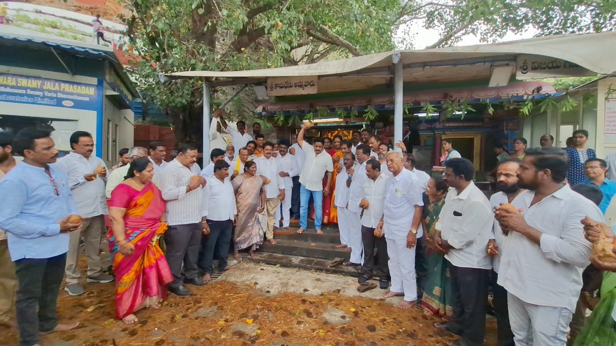 BuddaVenkanna's tweet photo. విమాన ప్రమాదంలో 174 మంది ప్రయాణికుల ప్రాణాలను కాపాడేందుకు ధైర్యసాహసాలతో వ్యవహరించిన పైలెట్ స్మిత్ మచ్చర్ త్వరగా సం��ూర్ణ ఆరోగ్యంతో కోలుకోవాలని కోరుతూ విజయవాడ శ్రీ కనకదుర్గమ్మ ఆలయంలో ప్రత్యేక పూజలు నిర్వహించడం జరిగింది. 

#smithmacchar #BuddhaVenkanna #vijayawadawest https://t.co/1XZdU5cAC5