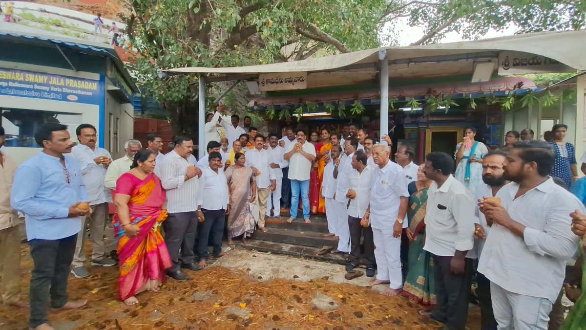 BuddaVenkanna's tweet photo. విమాన ప్రమాదంలో 174 మంది ప్రయాణికుల ప్రాణాలను కాపాడేందుకు ధైర్యసాహసాలతో వ్యవహరించిన పైలెట్ స్మిత్ మచ్చర్ త్వరగా సం��ూర్ణ ఆరోగ్యంతో కోలుకోవాలని కోరుతూ విజయవాడ శ్రీ కనకదుర్గమ్మ ఆలయంలో ప్రత్యేక పూజలు నిర్వహించడం జరిగింది. 

#smithmacchar #BuddhaVenkanna #vijayawadawest https://t.co/1XZdU5cAC5