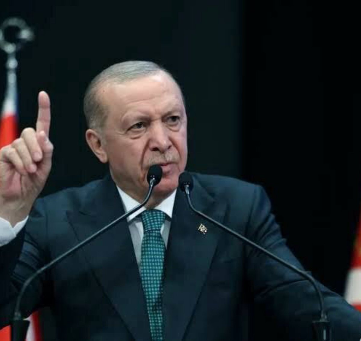 omar_jahed63's tweet photo. هغه اردوغان چې هيڅکله د مظلوم دفاع ونکړه ! 

اکیده اسماعیل— ایغوري حافظه، د دوه ماشومانو مور چې اردوغان يې بيرته چین ته سپاري؟!

هغې یوازې ماشومانو ته قرآن ښوده… چین یې د همدې «جرم» لپاره شکنجه او دایمي زندان ته چمتو کاوه.  
هغه له شکنجو او زندان څخه د خلاصون په هیله ترکیې ته پناه یووړه؛ خو اوس د سیاسي مصلحتونو تر سیوري لاندې بېرته ظالم چين ته سپارل کيږي.

د ترکیې حکومت دا ظالمانه پرېکړه په دې بهانه توجیه کوي چې نوموړی د چین «تبعه» دی او هر دولت پر خپلو اتباعو د قانون د پلي کولو واک لري.

خو رسول الله ﷺ فرمایي:
«المُسْلِمُ أَخُو المُسْلِمِ، لَا يَظْلِمُهُ وَلَا يُسْلِمُهُ»
مسلمان د مسلمان ورور دی؛ نه پرې ظلم کوي او نه یې ظالم ته سپاري.

دا هم د اردوغان او د ملي دولتونو جفا د ايغور مظلومو مسلمانانو سره 

#ایغور #چین #اردوغان #قرآن #EastTurkistan