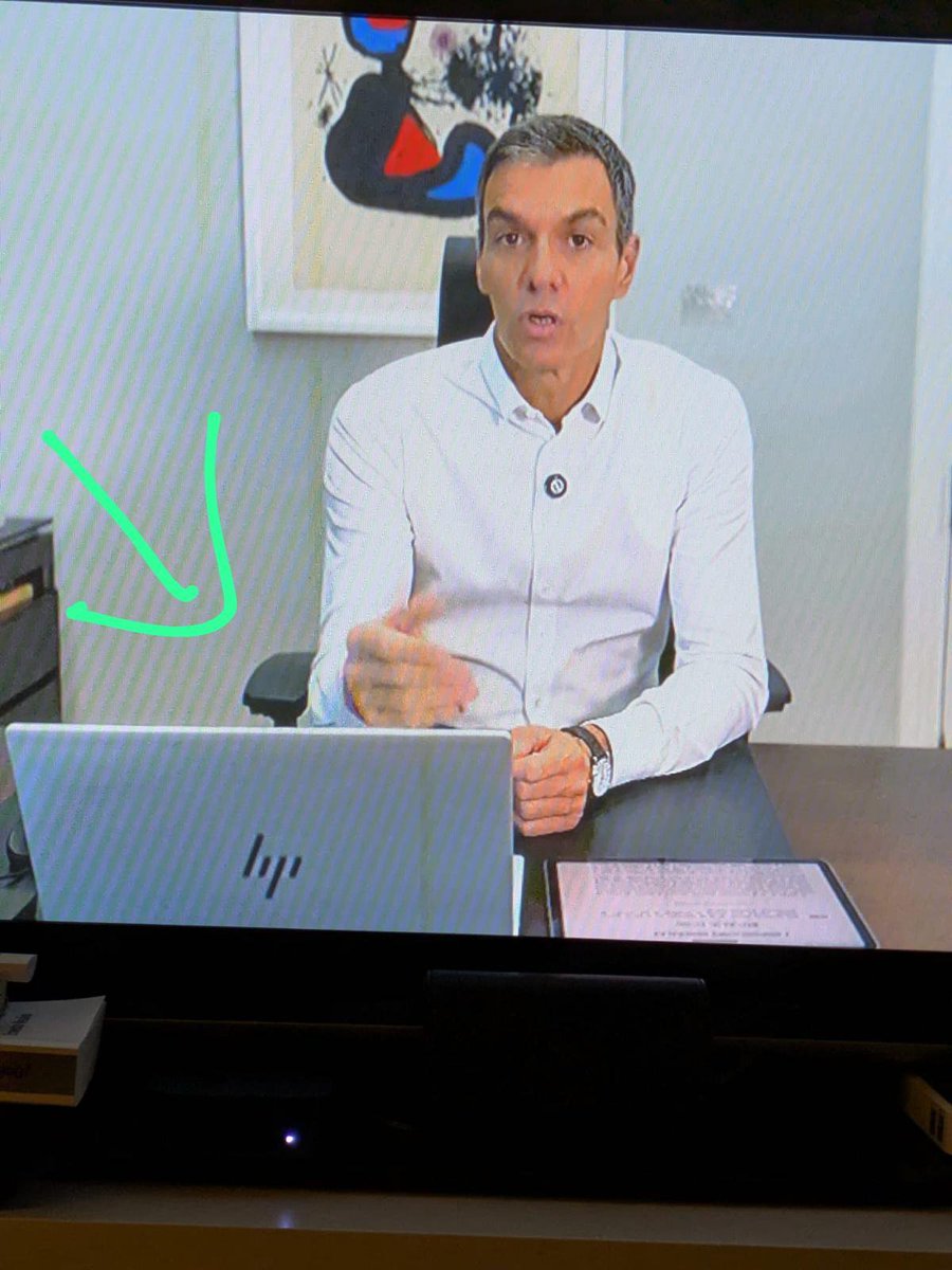 XimoJuberias's tweet photo. Tiene el ordenador con sus iniciales.😂😂😂 https://t.co/XuXsynOZst