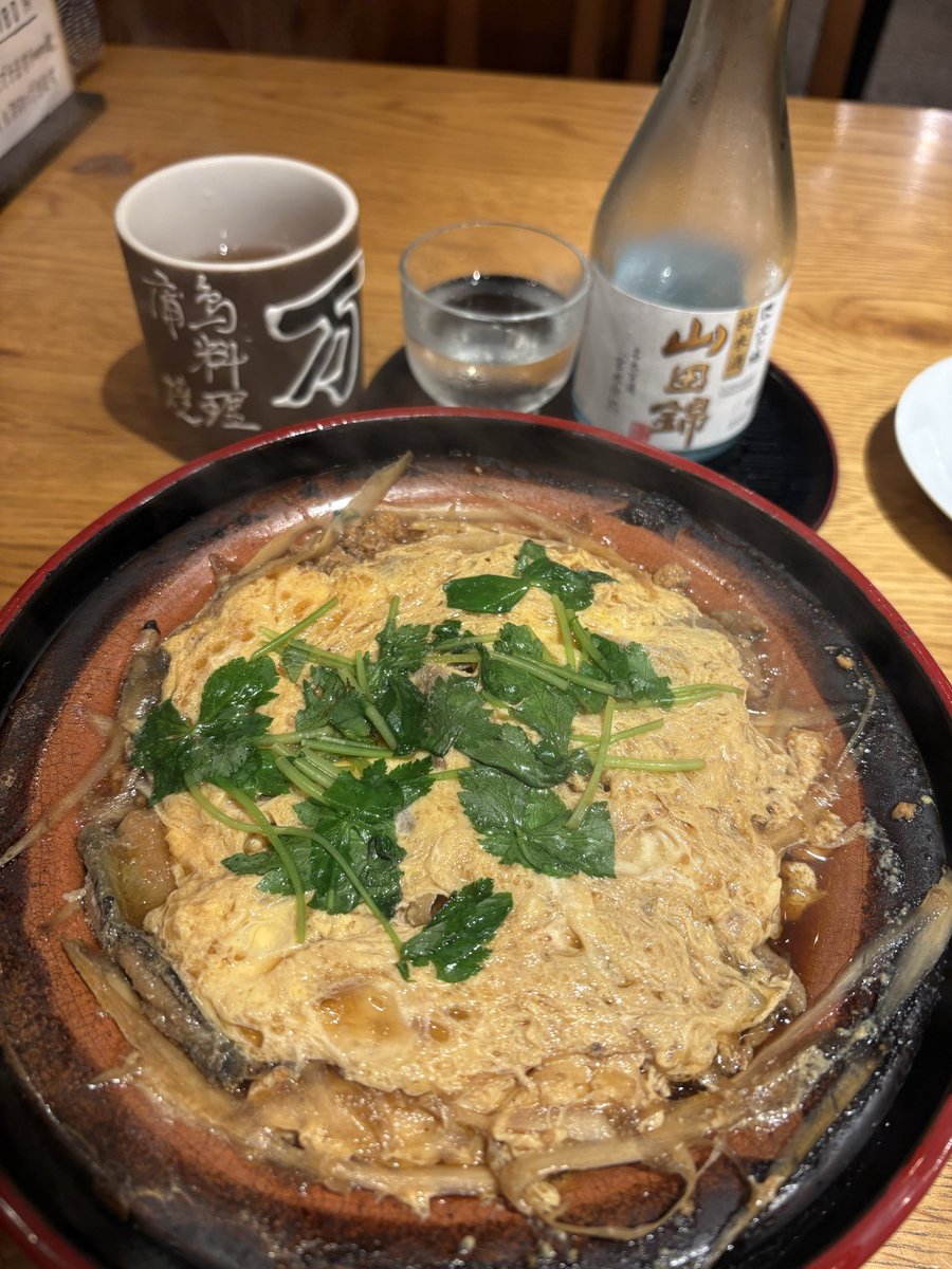 stars0827's tweet photo. こんばんは😆今は平塚駅で呑んでます！いつもの川万さんで柳川鍋😋子持ちのドジョウさん、最高に美味い！冷酒で乾杯🍻 https://t.co/g35bCcpiCV