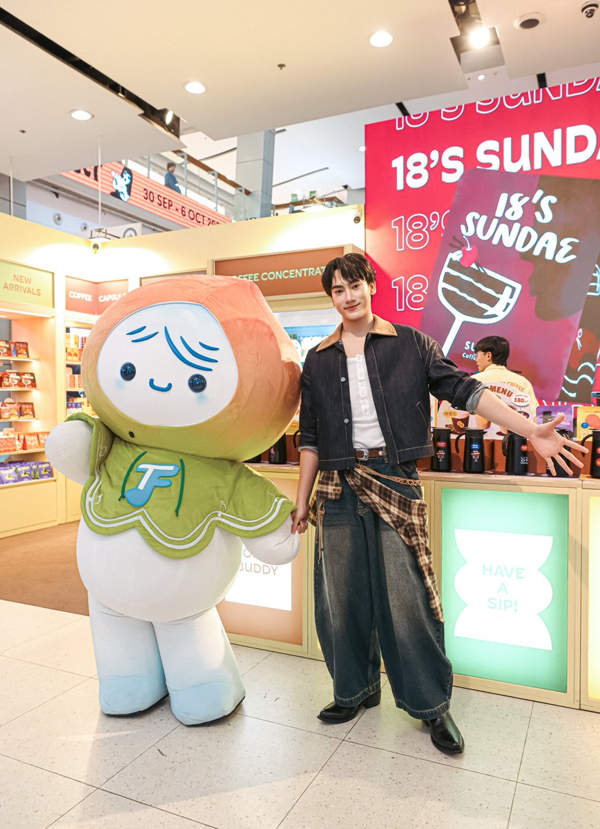 centralwOrld's tweet photo. ถึงคิวอาปังเลี้ยงหลานเรนนี่ 🫣☔️❤️

PUNG RAINY AT COFFEE CONNECT
#centralwOrldxPungRainy
#pungphirunwat #RainyTF #coffeeconnect2026 #centralwOrld #CentralPattana https://t.co/aE1P6HBmYp