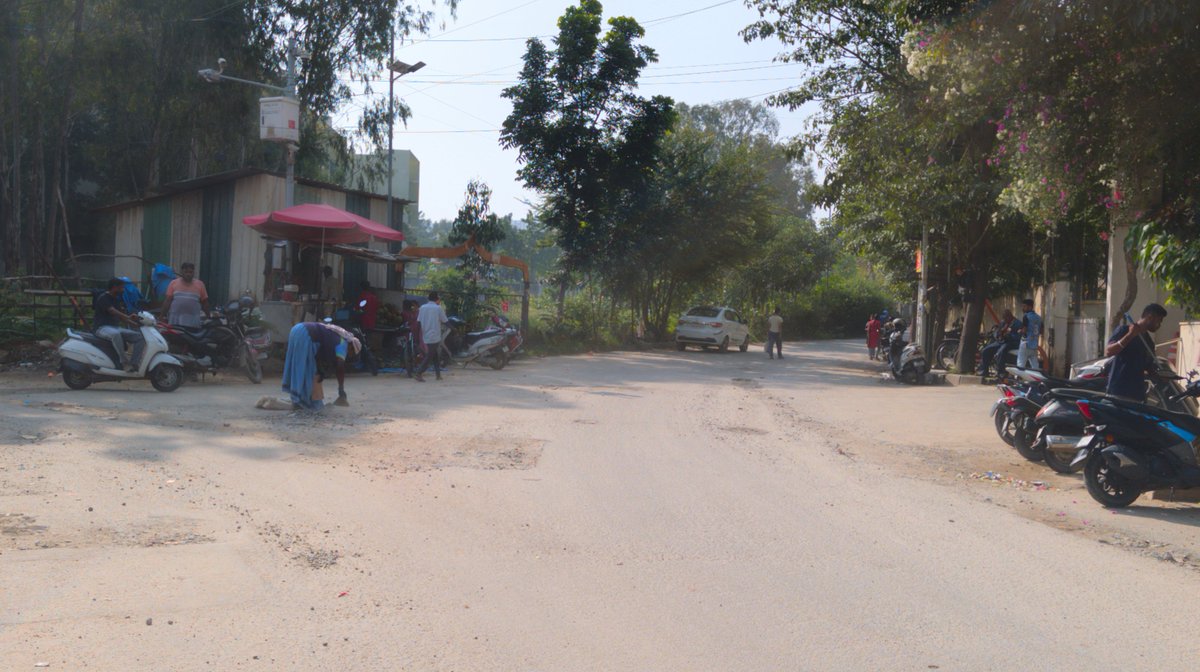 Abinash4ppl's tweet photo. @phoenixsita @SarjapuraRaste Day4:   ​"The situation at Haralur Village is the perfect example of civic hypocrisy. After days of blatantly ignoring their duties, the BBMP and garbage contractors have magically woken from their deep sleep, scrambling to hide their chronic negligence just before the MLA arrive https://t.co/JGhlmuW0e0