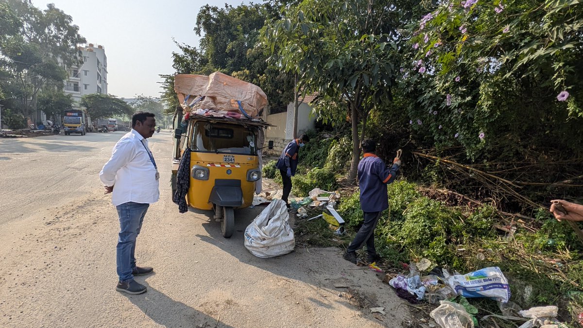 Abinash4ppl's tweet photo. @phoenixsita @SarjapuraRaste Day4:   ​"The situation at Haralur Village is the perfect example of civic hypocrisy. After days of blatantly ignoring their duties, the BBMP and garbage contractors have magically woken from their deep sleep, scrambling to hide their chronic negligence just before the MLA arrive https://t.co/JGhlmuW0e0