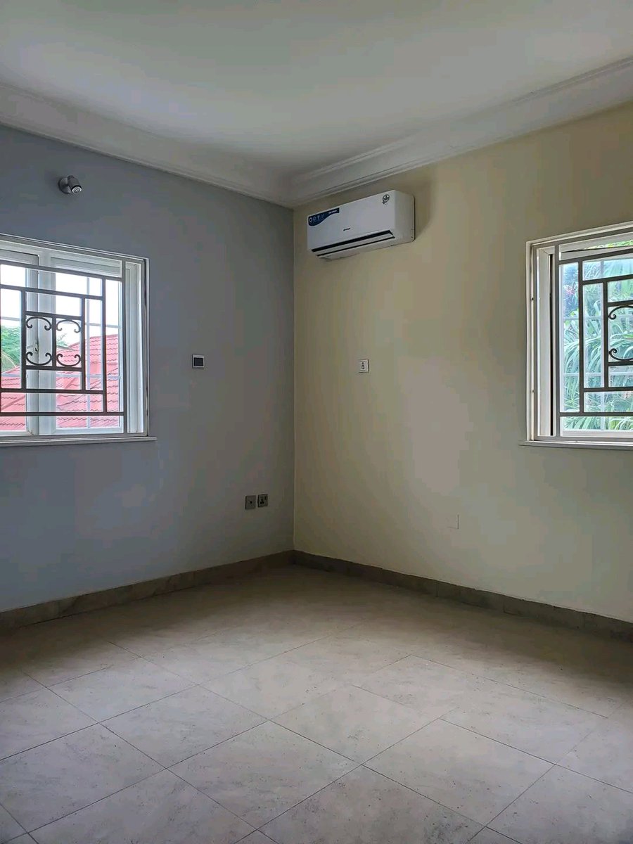futurelandlords's tweet photo. for sale 

This is a solidly built furnished (imported furnitures) 5
Bedroom fully detached duplex + 2 Bedroom guest chalet sitting on over 3000sqm of land size.

📍 Location: Wuye, Abuja

Features;
- Spacious en-suite bedrooms
- 4 Living rooms
- Wide stair ways https://t.co/xjsZomJ4bP