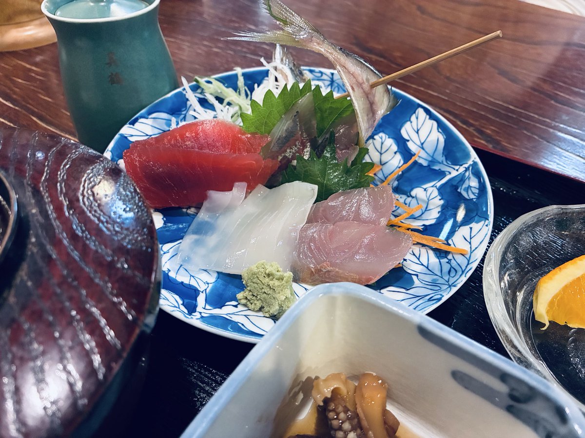 TMKdeMYK's tweet photo. 鯵の骨揚げたやつ大好物なのにそういうサービスやってないお店では泣く泣くお皿を返す私。。
お刺身定食にイカの煮物付けてくれるの分かってるすぎる有り難い🙏🏻
全然定期の更新に行けていません。実質自腹でバス乗ってる気がして悲しい。 https://t.co/tWJ2dW2TJm