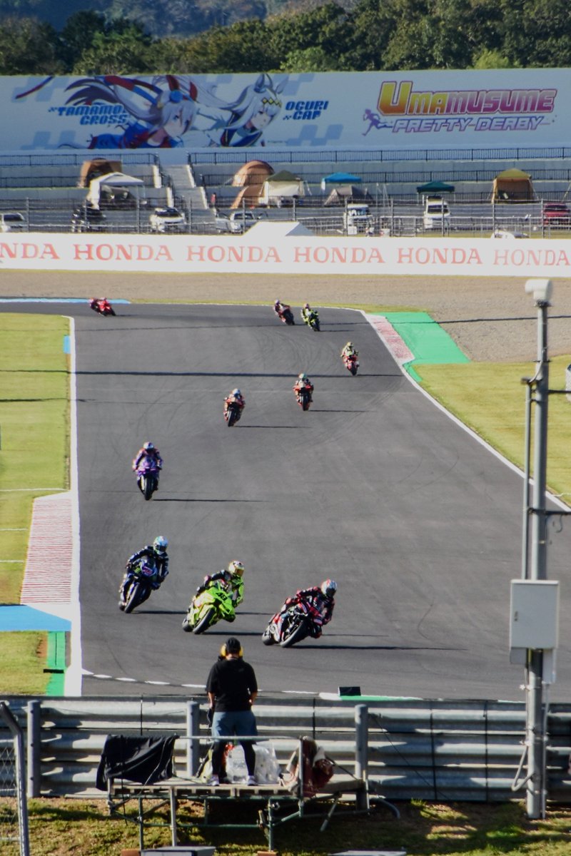 G1_9win's tweet photo. グリーンキャンプサイトに展開されているウマ娘の巨大サイネージとバイクを何とか絡められないかと自由席チケで行ける範囲で頑張ったけどなかなか豆粒ですね
激感エリア行けた/行く人は多分大優勝だと思うので、来月のSUPER GTはパドックパス課金すると決めました

#ウマ娘 
#MotoGP  
#JapaneseGP https://t.co/SVU6YtHOGF