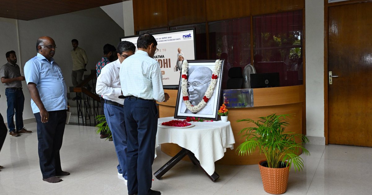 csir_niist's tweet photo. 1/2 On Gandhi Jayanti, the Director and staff of CSIR–NIIST along with LUMINA 2026 team paid tribute to Mahatma Gandhi, the Father of the Nation, honouring his enduring legacy of truth, non-violence and service to the nation.
#GandhiJayanti #MahatmaGandhi #CSIRNIIST #SwachhBharat @CSIR_IND @DrJitendraSingh