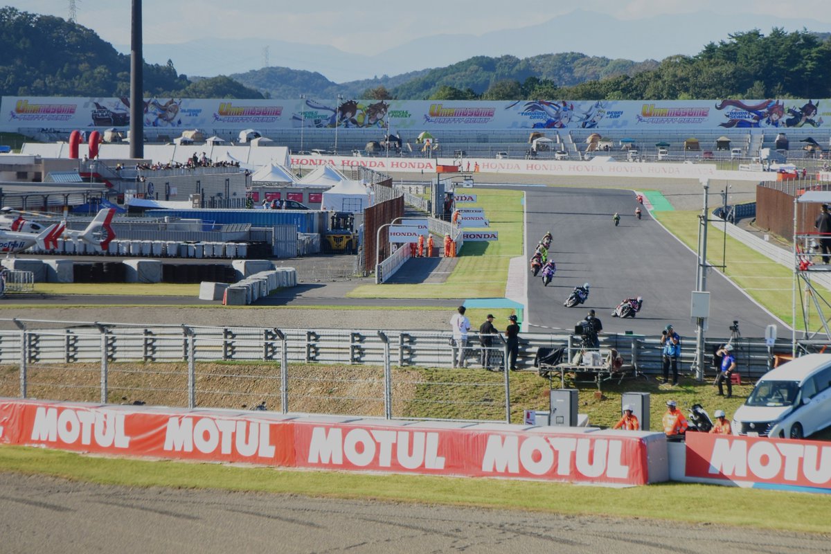 G1_9win's tweet photo. グリーンキャンプサイトに展開されているウマ娘の巨大サイネージとバイクを何とか絡められないかと自由席チケで行ける範囲で頑張ったけどなかなか豆粒ですね
激感エリア行けた/行く人は多分大優勝だと思うので、来月のSUPER GTはパドックパス課金すると決めました

#ウマ娘 
#MotoGP  
#JapaneseGP https://t.co/SVU6YtHOGF