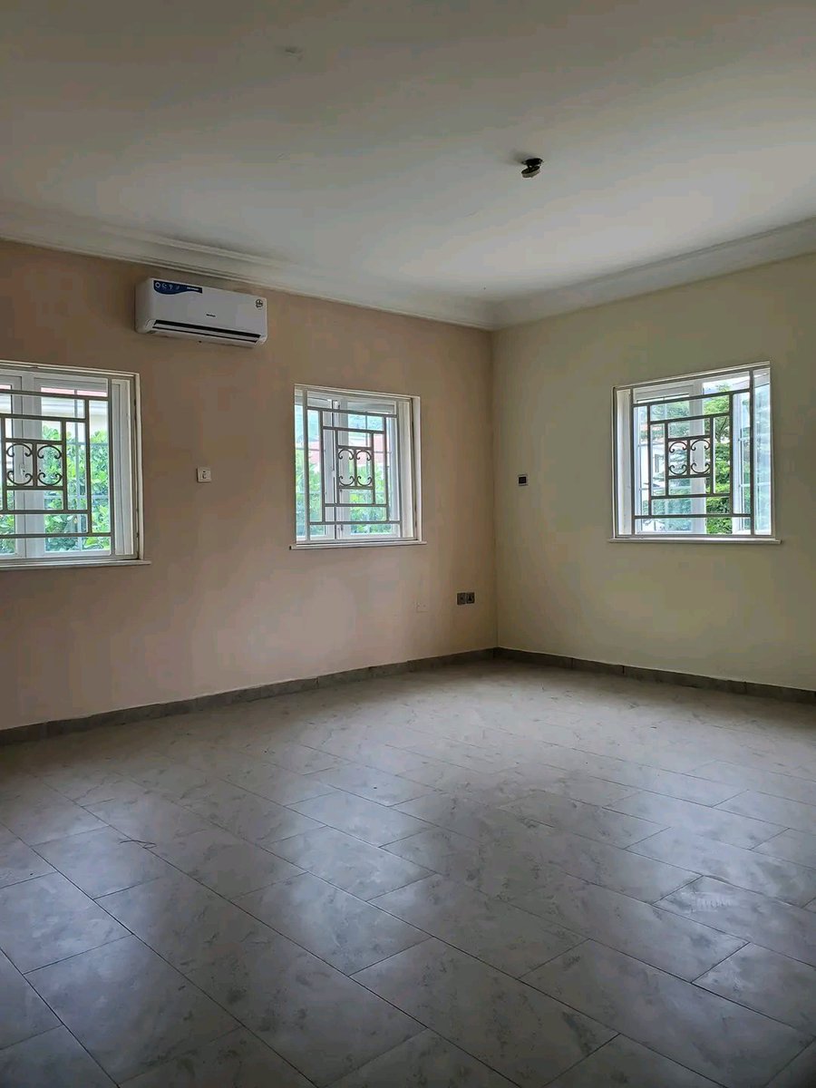 futurelandlords's tweet photo. for sale 

This is a solidly built furnished (imported furnitures) 5
Bedroom fully detached duplex + 2 Bedroom guest chalet sitting on over 3000sqm of land size.

📍 Location: Wuye, Abuja

Features;
- Spacious en-suite bedrooms
- 4 Living rooms
- Wide stair ways https://t.co/xjsZomJ4bP