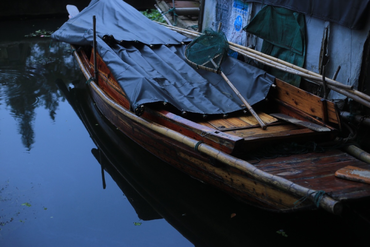 leahpybar_8_8c3's tweet photo. "This scene makes me want to yell: the paralyzed boat, the quiet yard, and the ferry drifting in the wind—it’s full of nostalgic stories! #LittleDetailsInLife"， https://t.co/vZXBdFh6m3