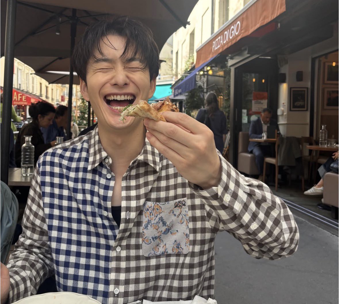 tenten_a_a's tweet photo. 岡田将生はloewe高畑充希はdior
それぞれの仕事で家族一緒に🇫🇷へ

岡田さんの横にﾍﾞﾋﾞｰｶｰあって育児してるの伝わってきてアツい。それを写真に撮る高畑さん？最強素敵夫婦もはや映画の1シーン笑 https://t.co/QVbfebB5eT