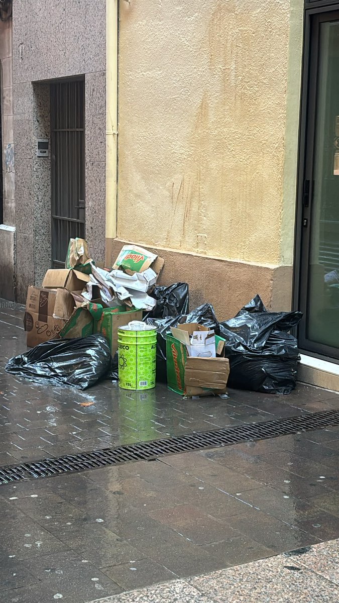 ERCVilafranca's tweet photo. Un dia més a la Vilafranca de la brossa. 

Avui comerciants del Centre ens fan arribar com novament els carrers de la vila estan bruts i plens de brossa.

Aquesta no és manera de cuidar el centre ni el teixit comercial de la vila. 

Reclamarà @VilafrancaAj a la Mancomunitat? 🤨 https://t.co/ums3nAv54r