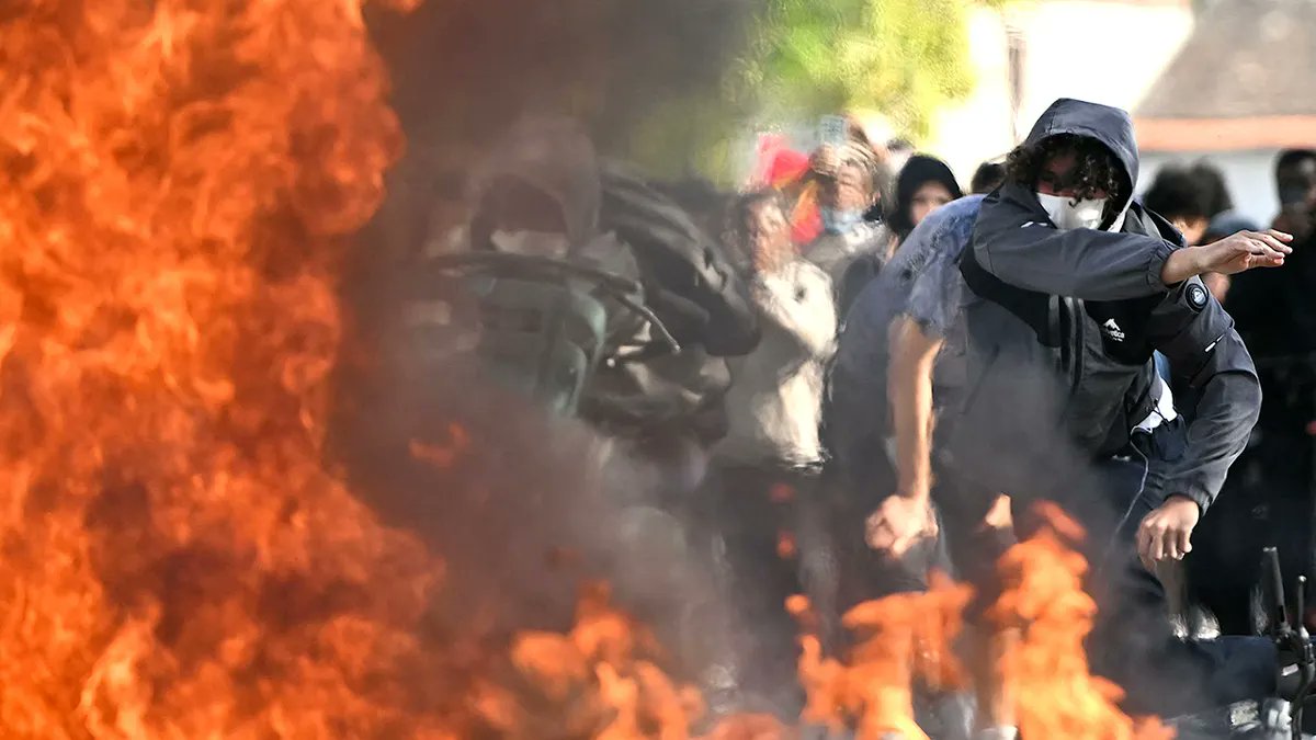 ThePeetJournal's tweet photo. Left-wing and Migrant students Uprise grips France - THE PEET JOURNAL https://t.co/mtP5TZDQxN
#France #Migrants #Uprise https://t.co/bvFJeGE87l