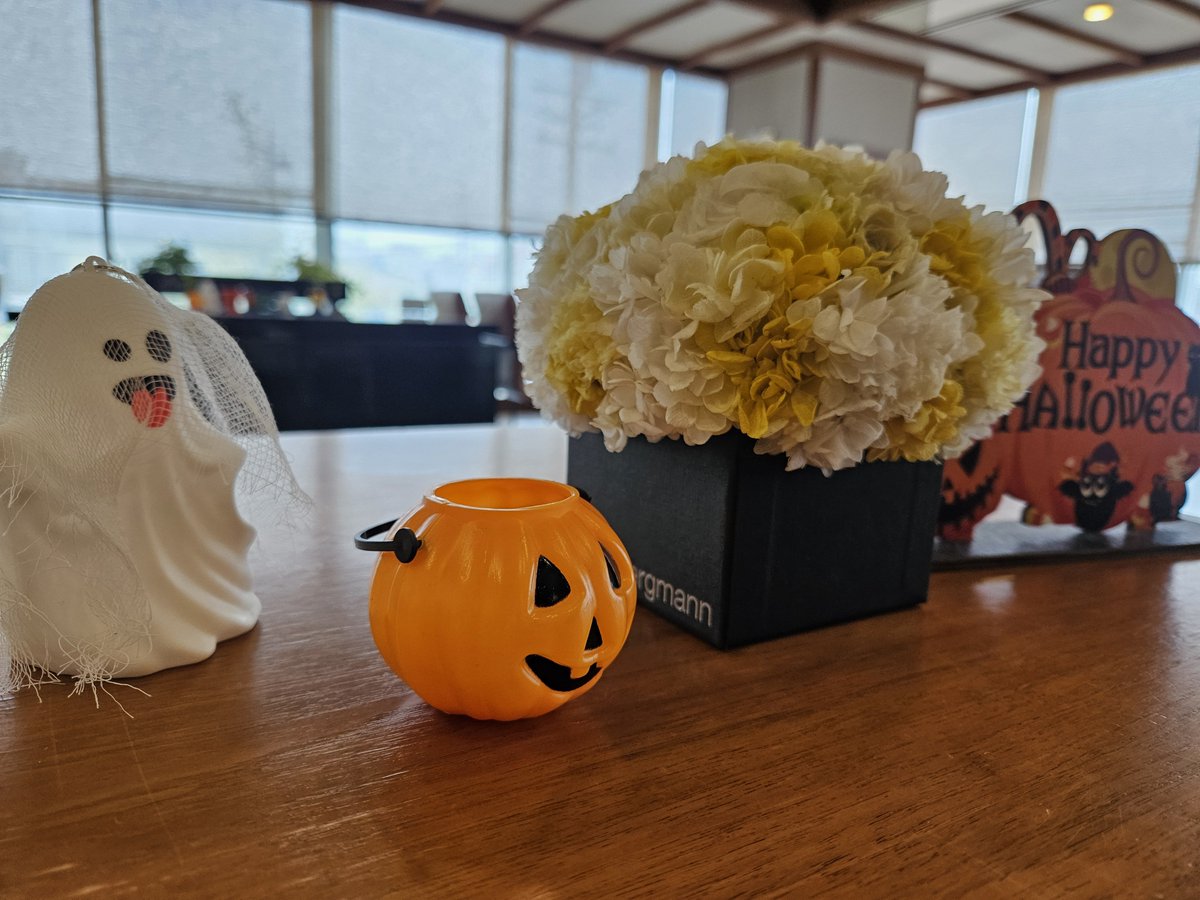 hotel_gv's tweet photo. 館内をハロウィン仕様に飾りました🎃フロントやラウンジで季節の雰囲気をお楽しみいただけます✨皆様のお越しを心よりお待ちしております👻 #ホテルグランヴェール旧軽井沢 #軽井沢 #軽井沢旅行 #���ロウィン #軽井沢ホテル https://t.co/cKc8GNtTan