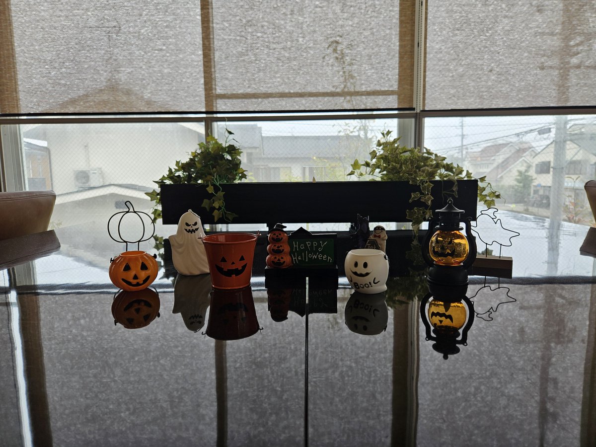 hotel_gv's tweet photo. 館内をハロウィン仕様に飾りました🎃フロントやラウンジで季節の雰囲気をお楽しみいただけます✨皆様のお越しを心よりお待ちしております👻 #ホテルグランヴェール旧軽井沢 #軽井沢 #軽井沢旅行 #���ロウィン #軽井沢ホテル https://t.co/cKc8GNtTan
