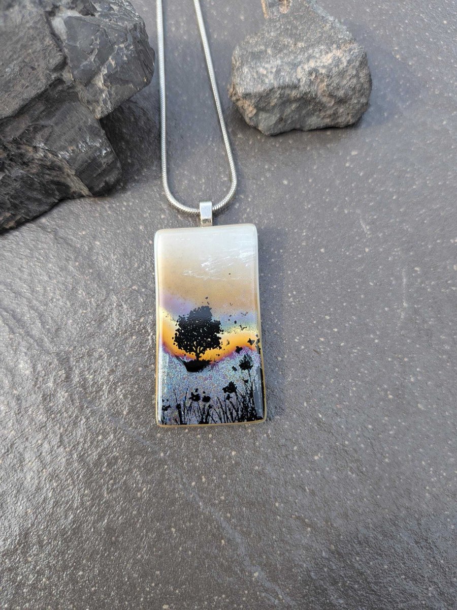 Samphireglass's tweet photo. A beautiful handcrafted sunset fused glass necklace. A lovely pendant made from reactive glass and black enamel. I love the black silhouette of the tree and birds within this pendant.
#handcrafted #etsy #shopindie
https://t.co/0iynDwFJ9R https://t.co/o0CLb1VVxZ