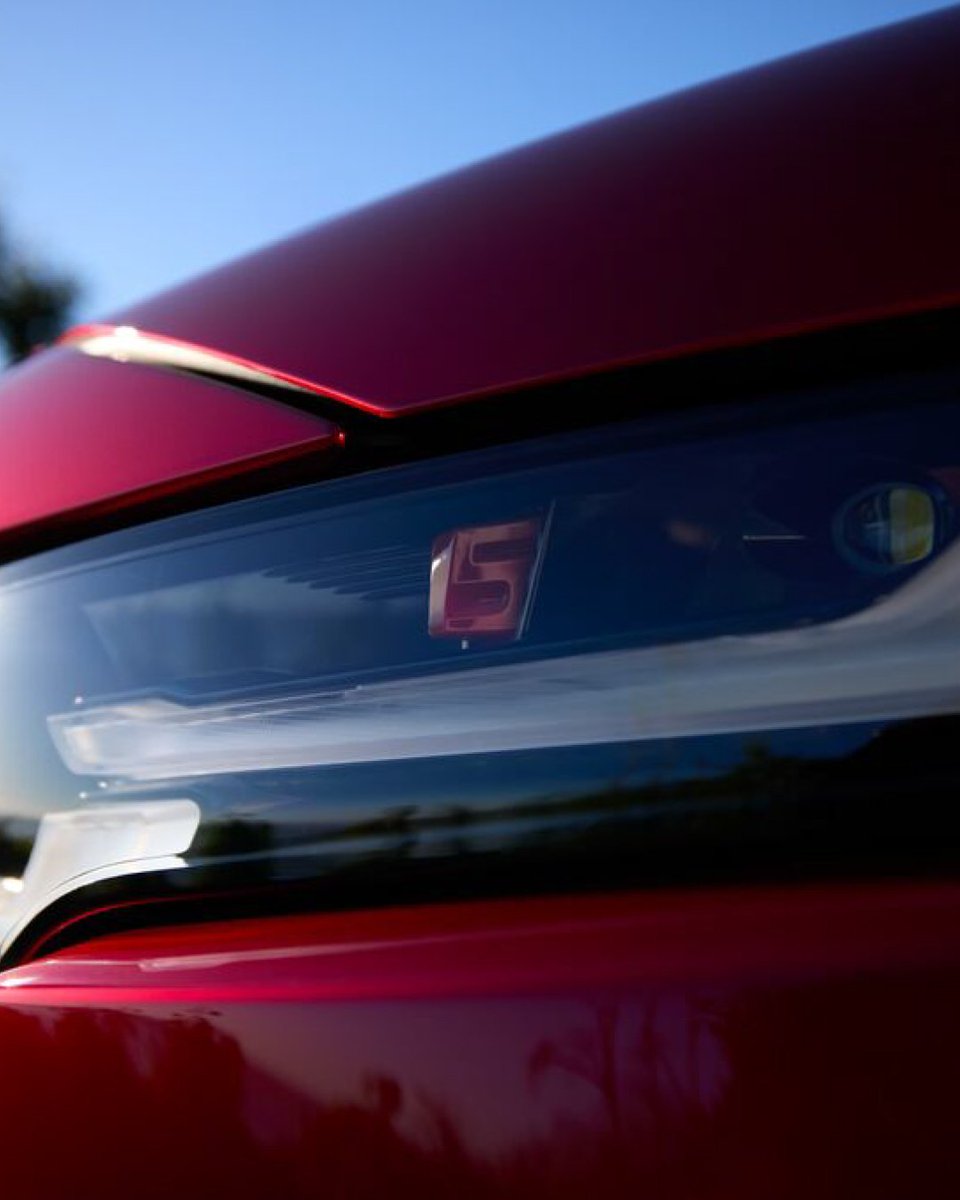 Mazda_PR's tweet photo. ◇マツダクイズ：解答篇◇

昨日の問題は解けましたか？？
答えはこちら。

🚗🚗🚗🚗🚗🚗🚗🚗🚗🚗
正解は…数字の「5」でした！！
🚗🚗🚗🚗🚗🚗🚗🚗🚗🚗

新型CX-5のヘッドライトには、車名にちなんだ「5」のモチーフが隠されています。

ランプが消えているときに外側に視線を誘導することでワイド感を強調。横から見ると車名にちなんで数字の「5」が見えるような掘り込みを入れているんです！愛車心をくすぐるマニアックなポイントですが、デザイナーの隠れた工夫です。

今回の問題、難しかった？簡単だった？
ぜひコメントで感想を教えてください。

CX-5について詳しくはこちら
https://t.co/KLkoDyENQs

今回クイズになった、CX-5ヘッドランプのモチーフをはじめとするデザイナーのエピソードが気になる方は是非、下記リンクからマツダつくりたいラジオをご視聴ください。
ポッドキャストエピソード：『誰もが幸せになる』をつくりたい 後編　のリンクはこちら📎
https://t.co/ashXczccDy