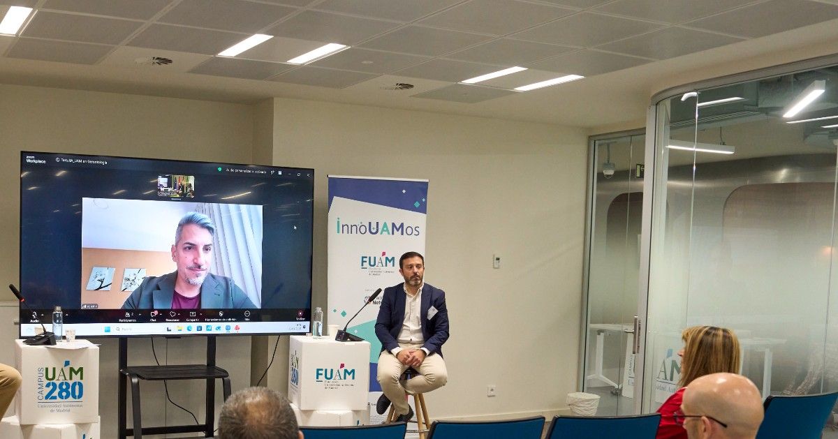 tunstall_es's tweet photo. 🔙 El pasado miércoles participamos en una nueva sesión de #InnoUAMos, organizada por la Fundación de la Universidad Autónoma de Madrid (@fuam_uam) y @MadridNetwork, que abordó en una mesa redonda la cuestión de cómo la #IA está impactando en el envejecimiento activo 👩‍🦳.

➡️ Nuestro responsable de proyectos, @rgomezmanzano, expuso la enorme evolución de la #teleasistencia en los últimos años y abordó precisamente cómo la IA está cambiando la capacidad de anticiparse a situaciones de riesgo 📊 antes de que se produzcan. Raúl también expuso la visión de la compañía sobre qué papel puede desempeñar la IA para mejorar la coordinación entre los servicios sociosanitarios y, finalmente, reflexionó sobre qué nuevos servicios inteligentes podrían formar parte del día a día de las #personasmayores que vivan solas dentro de cinco años.

🤗 Fue un placer participar en el evento y aprender de las experiencias de otros/as profesionales sobre qué puede ofrecer la inteligencia artificial para fomentar la #autonomía, la #inclusión y la calidad de vida de las personas mayores, así como sobre los retos éticos y sociales que plantea su incorporación.