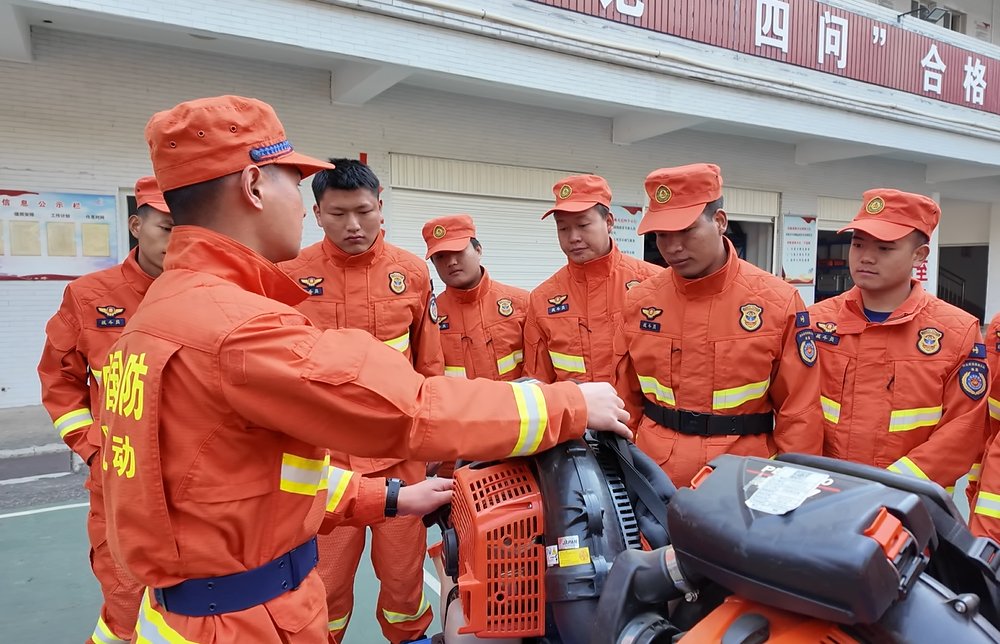 hey_shell_8_8b1's tweet photo. Yi people’s fire prevention efforts now show a flying spirit of dedication! https://t.co/giZeW68Djs