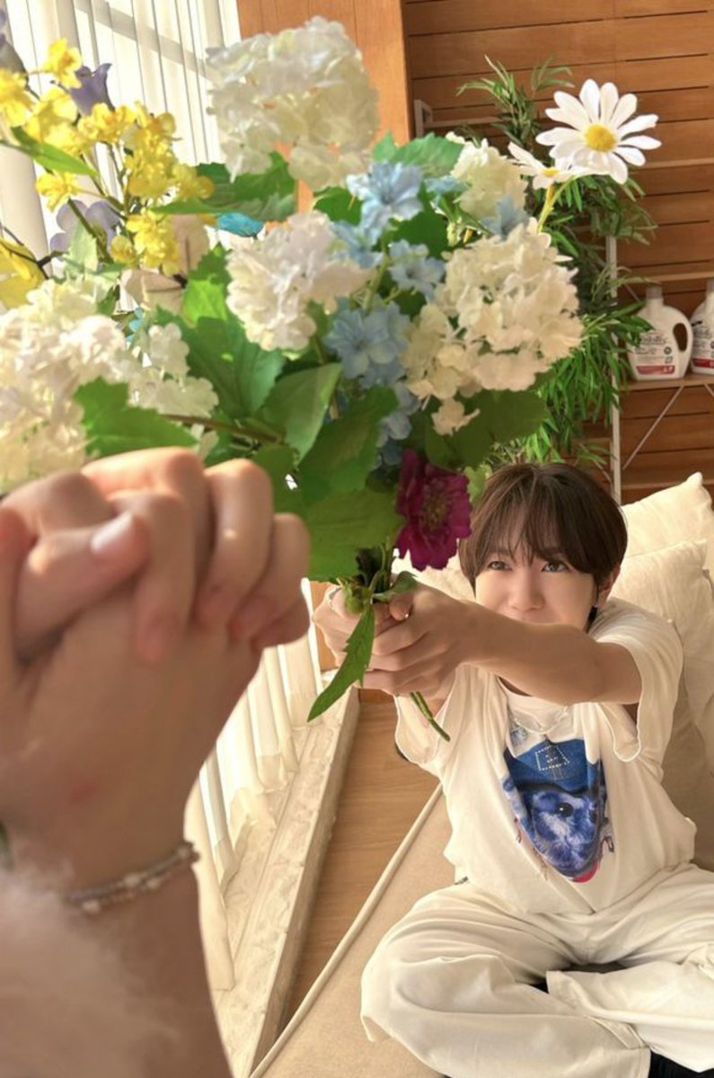 yuryosky's tweet photo. #skry this was 🦭 when they were acting as a couple back when they were still kids… but who would've thought that 🥐 was already wishing back then that, when the time came, he'd be the one giving flowers to yul... and UNIVERSE REALLY MADE IT HAPPEN!! 😭 https://t.co/B2pWpfcRln