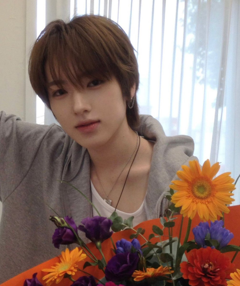 yuryosky's tweet photo. #skry this was 🦭 when they were acting as a couple back when they were still kids… but who would've thought that 🥐 was already wishing back then that, when the time came, he'd be the one giving flowers to yul... and UNIVERSE REALLY MADE IT HAPPEN!! 😭 https://t.co/B2pWpfcRln