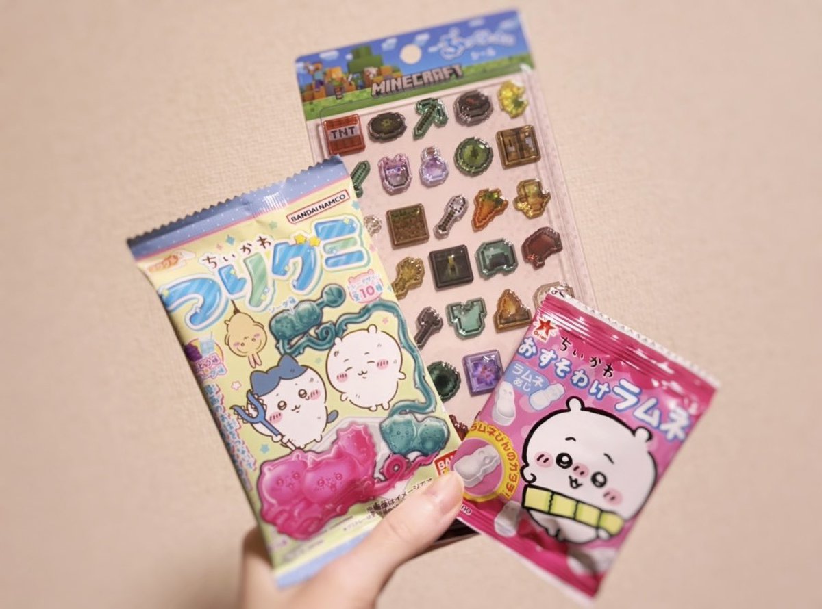 nighty___oO's tweet photo. わ〜〜い🥳
ちいかわのお菓子とマイクラのシール貰っちゃった！ https://t.co/WtPCehIGGs