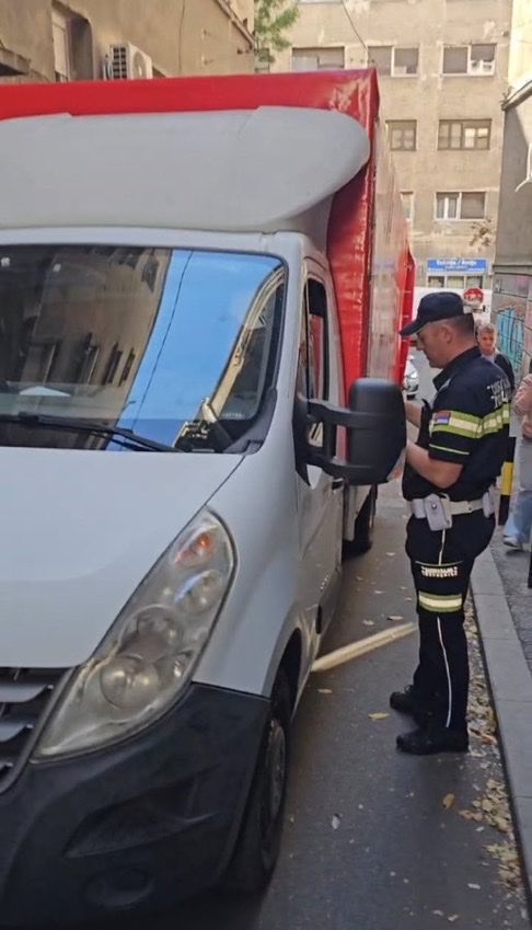 asomakumbrother's tweet photo. svemoćni Vucic je spao na to da “studentski kamion sa brojem 3” pošalje na vanredni tehnicki??….e siso bedna 🤦🏻 https://t.co/ZYrCV5nFFu