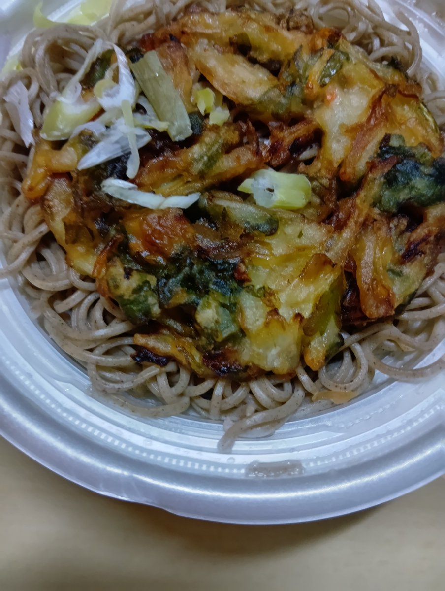 hinan2026's tweet photo. かき揚げそば
　コンビニで買いました。
　やっぱり、食べ物は、手作りの方が良いように思いました。
　しかしながら、美味しかったです。
　また買います。
　ありがとうございました。
　 #いいねした人全員フォロー #フォロバ100 https://t.co/yx7TtGtPkj