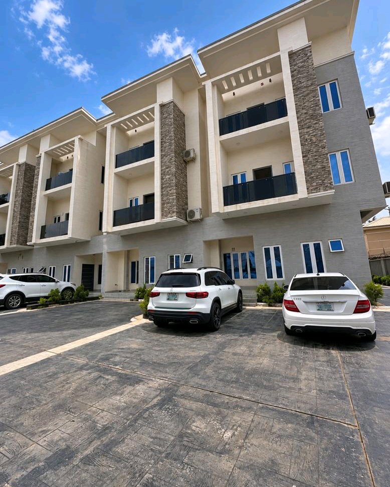 futurelandlords's tweet photo. for sale 

A Spacious 4 Bedroom Terrace Duplex + BQ | Utako

A spacious 4 bedroom terrace duplex in Utako, offering generous living spaces and practical features for comfortable modern living.

Features:
• 4 bedrooms
• Boys’ quarters
• Family lounge

📍 Utako, Abuja https://t.co/XvVQ6iYIe9