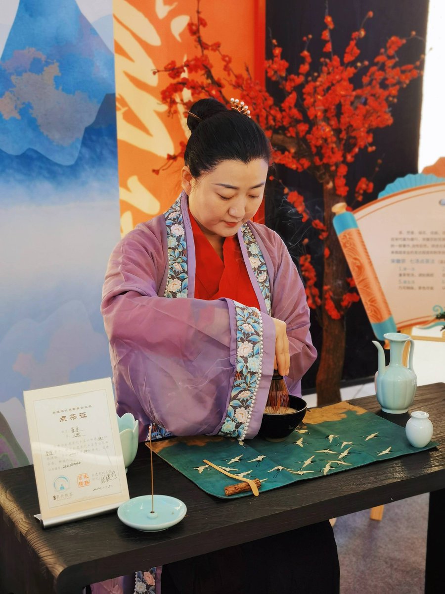 DanielleAufwxo's tweet photo. [Yue Nuoshou brings new cultural vibes! A must-see at the local event.]， https://t.co/DeNBa1glfI