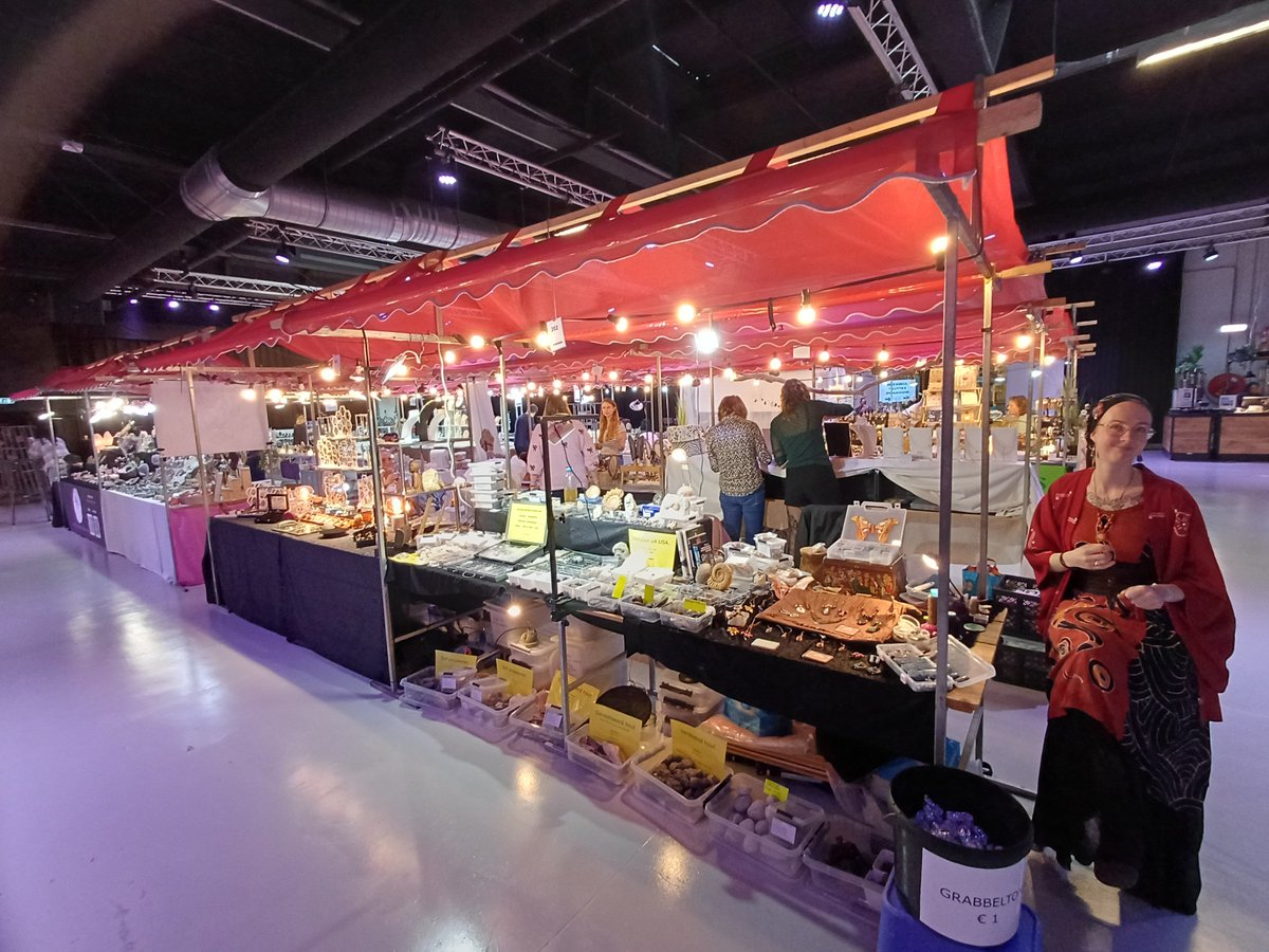 SVanDerDeure's tweet photo. Dit weekend weer een mineralen beurs in Rijswijk bij @DeBroodfabriek
In mijn stand oa veel mooie #ammonieten, #opaal en #regenboog #obsidiaan
Kom gezellig langs in de Patriazaal stand 202!
--
#fossielen #edelsteen #dinos #vuursteen #flintknapping https://t.co/xfEc7NZIBk