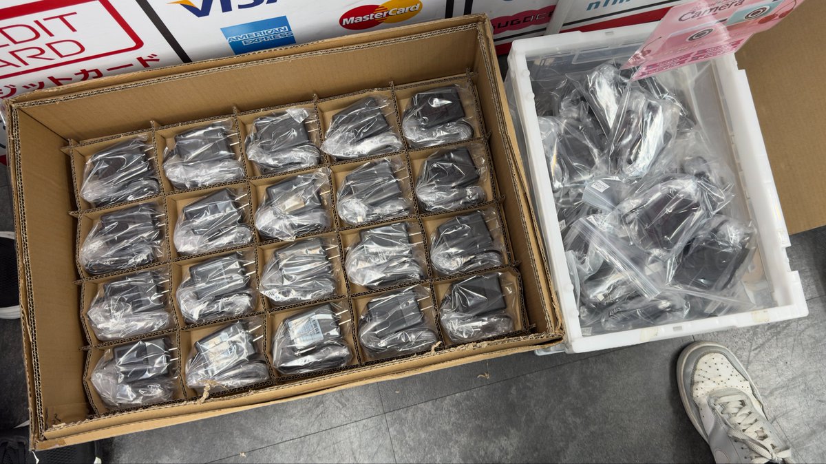 iosys_rojiomote's tweet photo. 【本当になんで？】
AC一体型のUSB-C充電器が入荷したのですが、

＿人人人人人人人＿
＞5V/3A固定出力＜
￣Y^Y^Y^Y^Y^Y￣

ほぼラズパイ用ですね...。
200個入れたのでよろしければ是非...。 https://t.co/1hUGJYAeW8