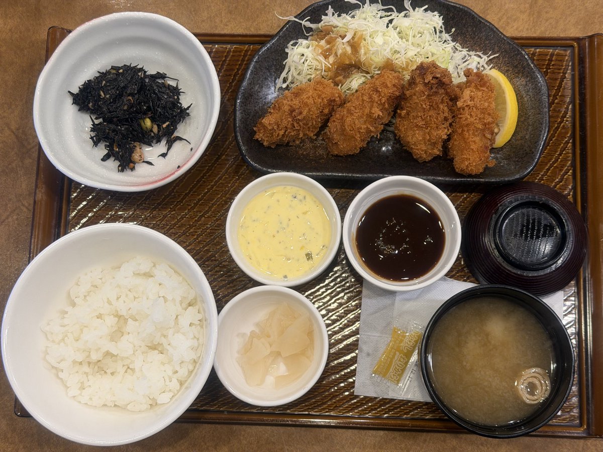 acordionmark's tweet photo. カキフライ定食🍚 https://t.co/uHOHh0zZRo