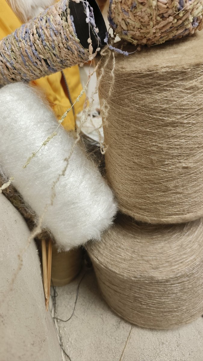 DaisyStonex2bk's tweet photo. When fabric threads粘 together tightly after weaving, a neat缎 would come. If you挤 the layers wrong, the whole piece gets messy. https://t.co/pMmpbZaEFl