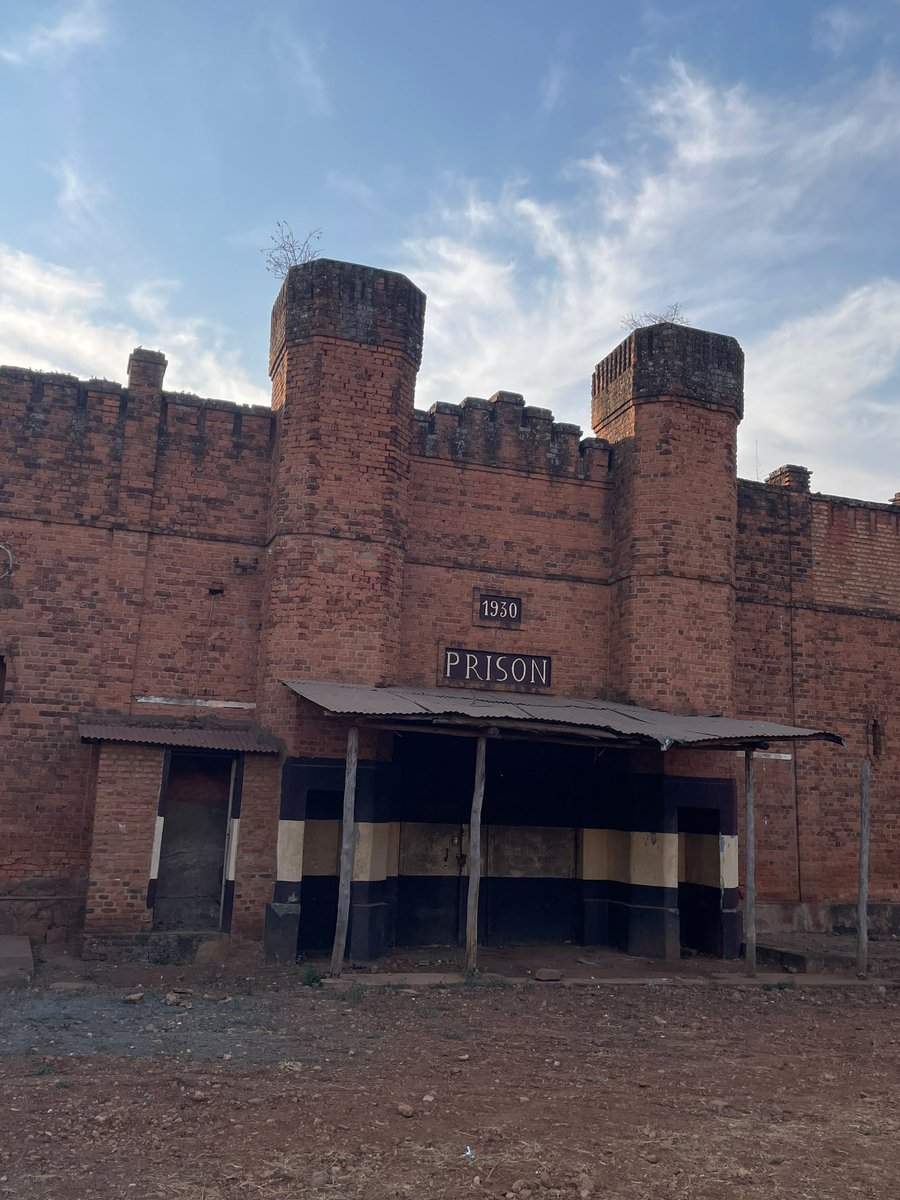 Nate_jeph's tweet photo. Nti Ikihe cyinyoma wumvishe bavuga kuri ino gereza https://t.co/7Hw458utnb
